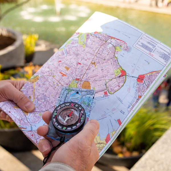 La bàn định hướng d361 dùng như la bàn đọc bản đồ khi trekking