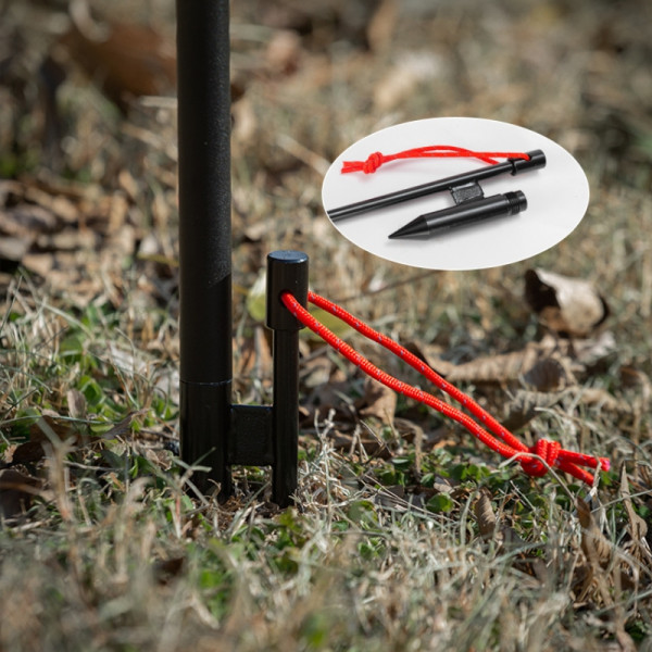 Cọc cắm đất treo đèn thiết kế hai chân, hỗ trợ đứng ổn khi có gió nhẹ