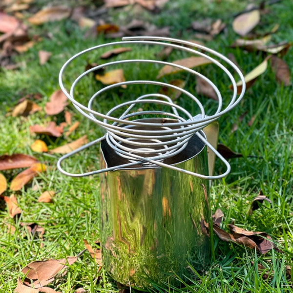 Phễu lọc cà phê thép không gỉ đặt cạnh giấy lọc, chuẩn bị pha pour over