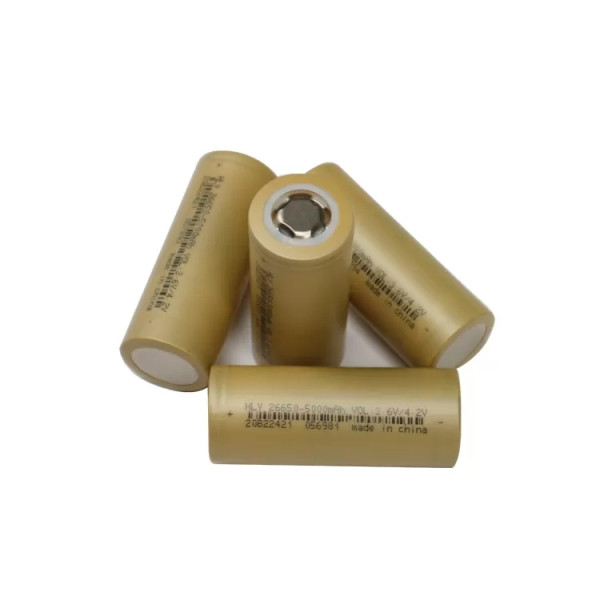 Pin sạc lithium-ion 26650 đặt trên bàn kỹ thuật, chụp tem thông số cơ bản