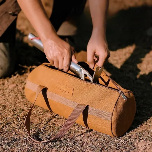 Túi đựng dụng cụ camping đặt trong balo, gọn gàng cho chuyến đi phượt