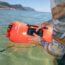 Phao bơi Naturehike NH17S001 màu cam nổi bật trên mặt nước biển