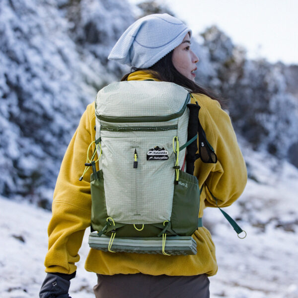 Balo naturehike 20l đồng hành trong chuyến đi hiking xuyên rừng