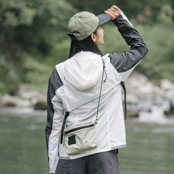 Túi đeo chéo naturehike nh20bb204 màu trắng xám khi đeo thực tế