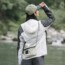 Túi đeo chéo Naturehike NH20BB204 màu trắng xám khi đeo thực tế