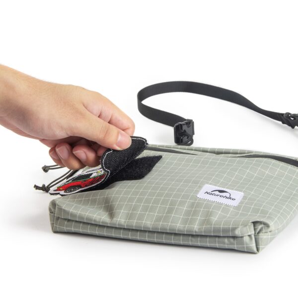 Form dáng gọn nhẹ của túi đeo chéo dã ngoại naturehike zero bag