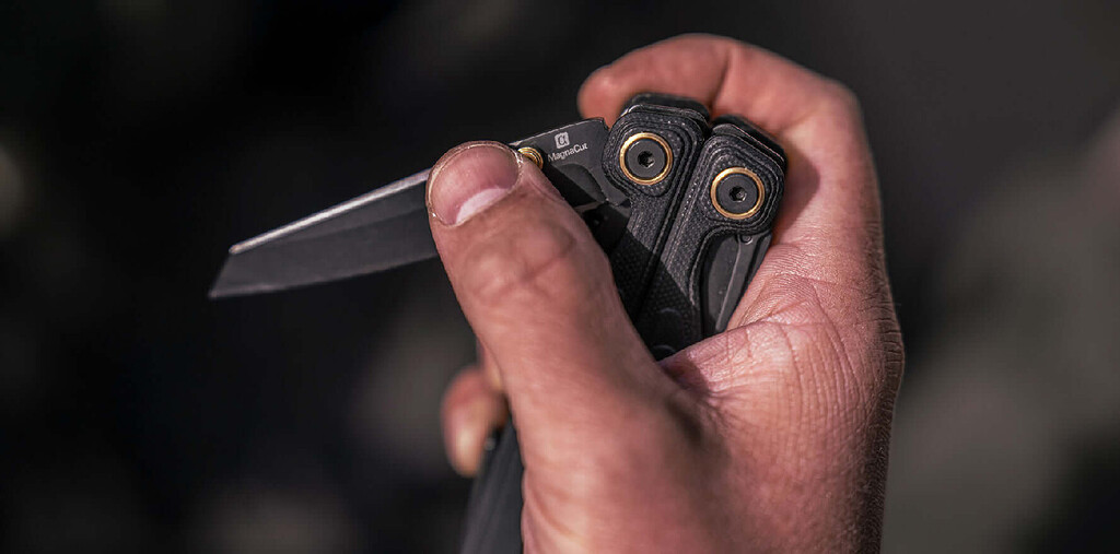 Thao tác đẩy mở dao một tay mượt mà bằng ngón cái trên leatherman wave alpha