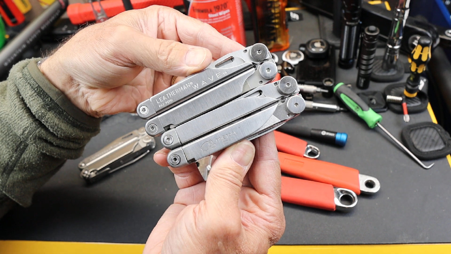 Kìm đa năng leatherman wave plus chính hãng và hàng giả đặt cạnh nhau so sánh độ bóng sườn thép