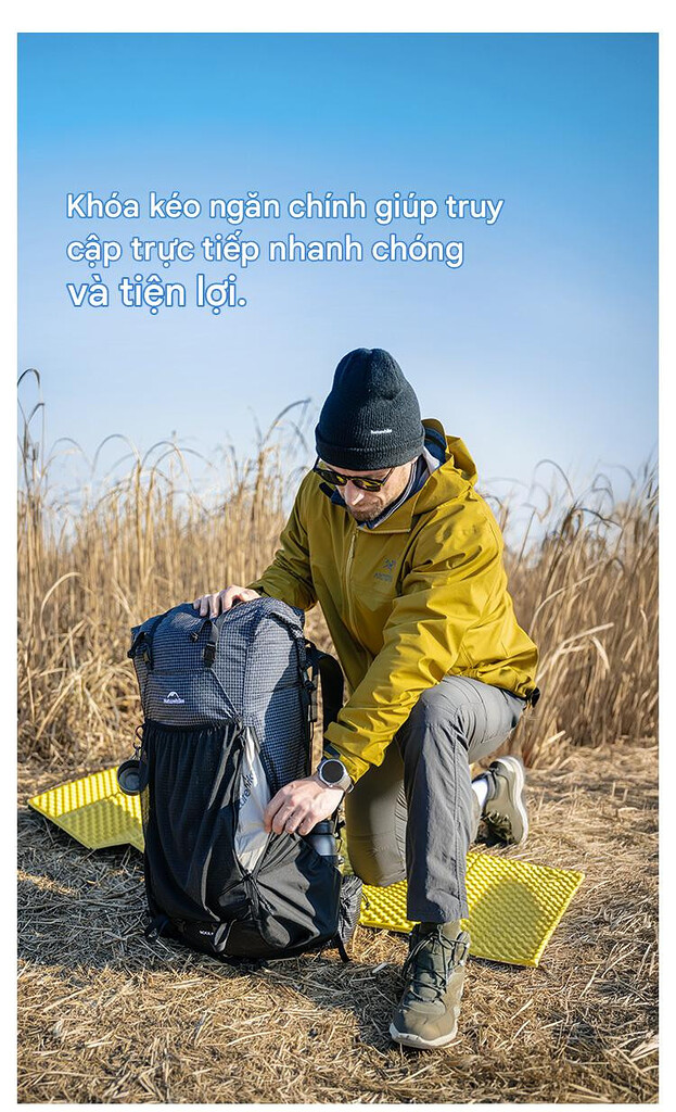 Vị trí luồn ống và ngăn chứa túi nước bên trong balo dã ngoại naturehike 30l