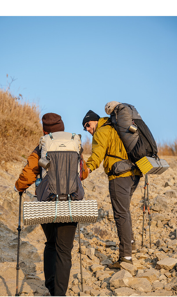 Đệm lưng tản nhiệt êm ái trên mẫu balo phượt trợ lực 30l naturehike rock 2. 0