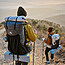 Đai ngực tích hợp còi cứu hộ trên balo hiking 30L có đai trợ lực Rock 2.0